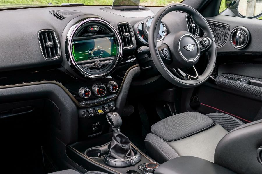 Интерьер Mini Cooper S E Countryman ALL4 (F60) 2017 года  (UK) (фото 19 из 28)